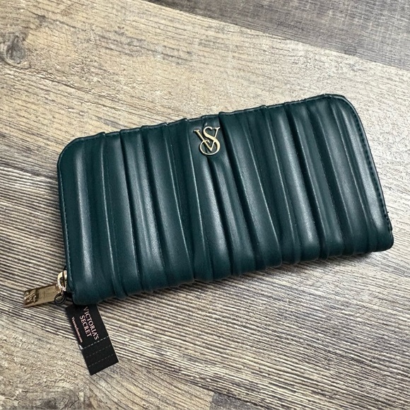 VICTORIA SECRET large wallet with zipper black Ivy Pleated Green NEW - Picture 1 of 3